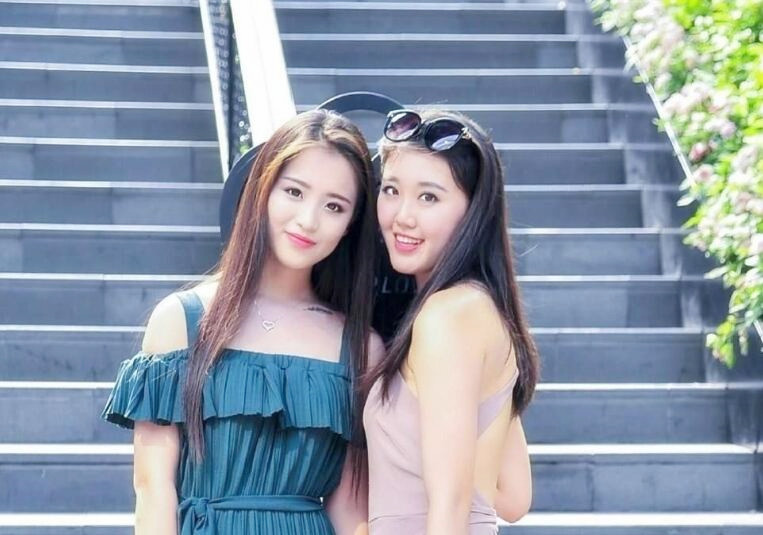 漂亮美乳姐妹花夜户外勾搭路人啪啪玩双飞拉到帐篷内轮着干两个小骚逼全是淫水