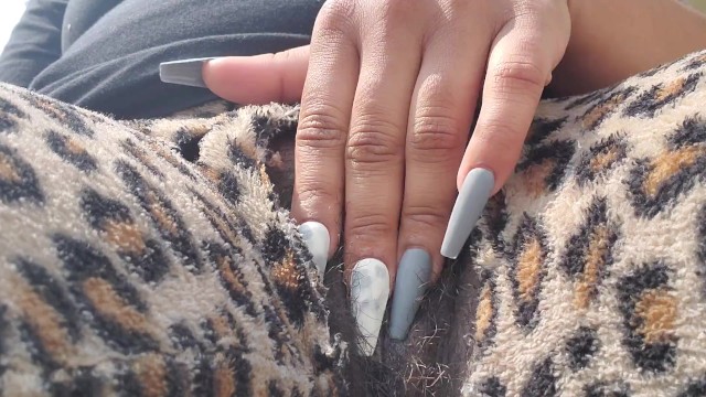 乌木bbw在外面玩猫咪，尽量不被抓住