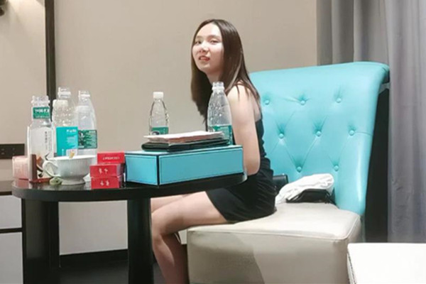 修剪陰毛小費給不停暴力輸出幹一個多小時老金無敵