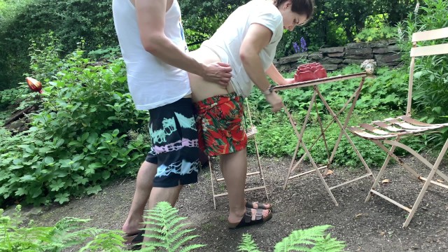 户外快跑——花园里站着的狗狗风格