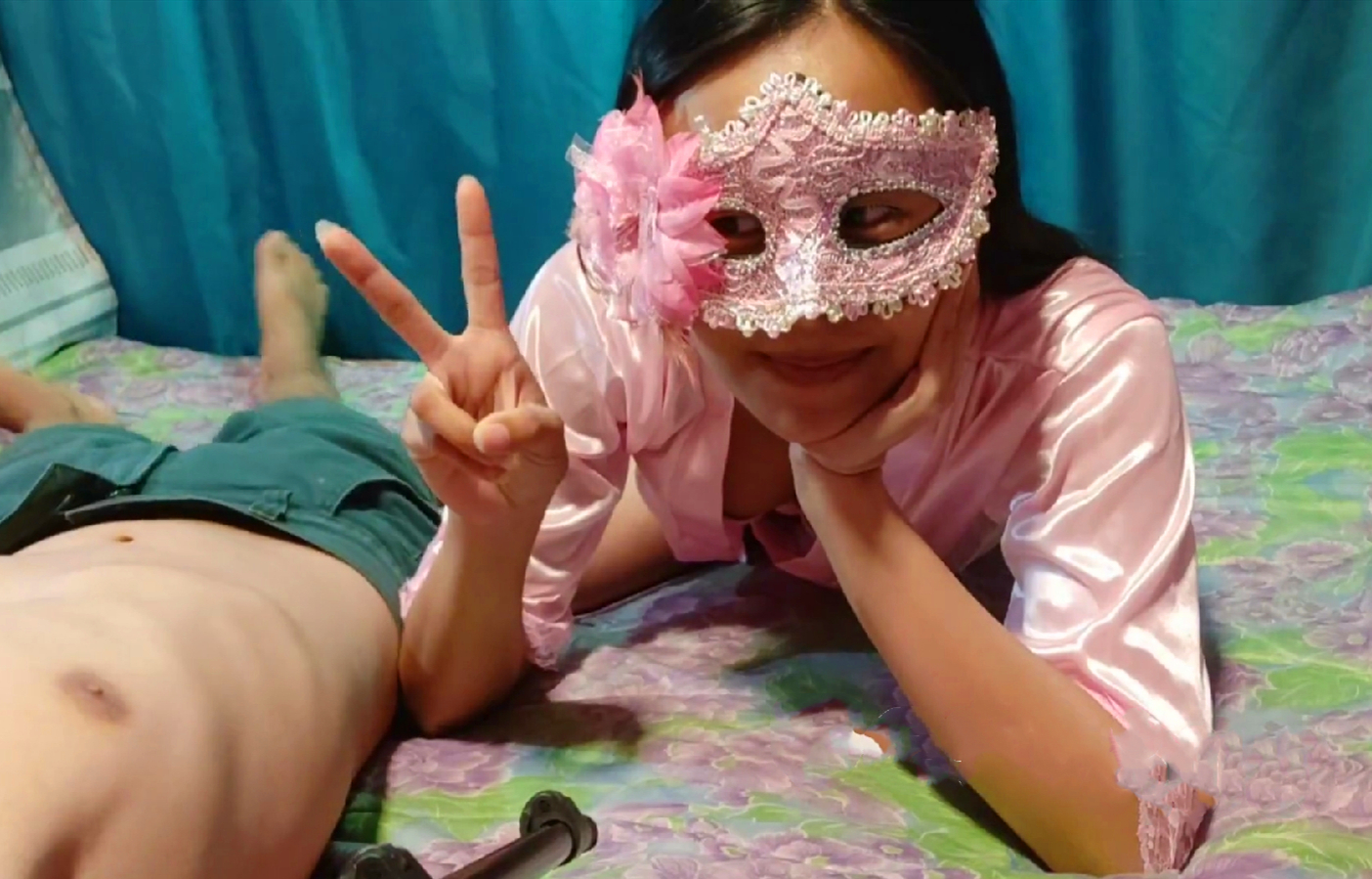 带着面具也能看到一脸的羞涩