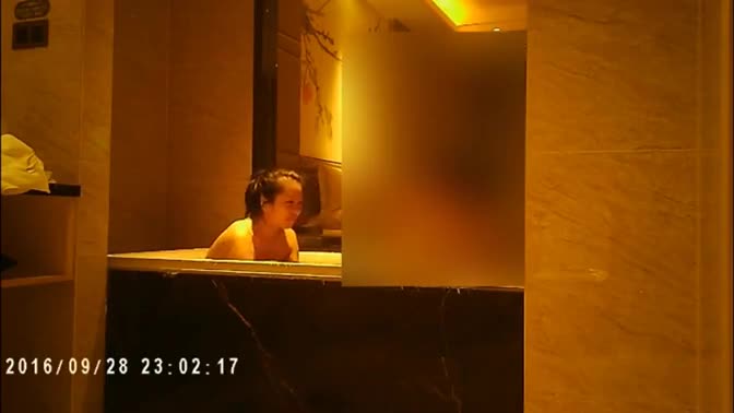 商場櫃台經理約戰有夫之婦賣化妝品的出軌騷妻二話不說按倒床上猛輸出射完一起洗澡浴缸內又幹一炮1080P原版