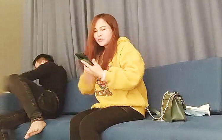 白嫩少妇沙发震操到最后套套掉逼里内射了要36元避孕药钱