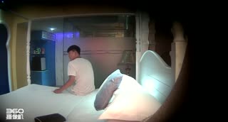 [酒店偷拍] 90后小帅哥和老烟枪女友进房就啪啪~看来小帅哥很爱舔逼逼~