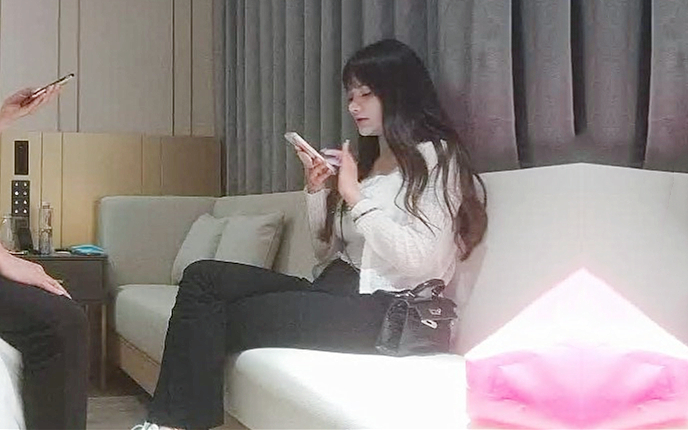 甜美型大奶小姐姐埋头吸吮后入大屁股脸对着镜头