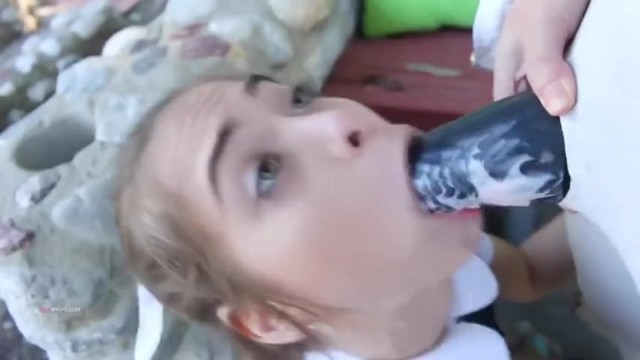 可爱温柔的女学生赖利·里德穿着裙子被喇叭搞得屁滚尿流