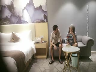 《七夜全国探花》体型瘦小枯干的小老哥使劲猛干灰发纹身巨乳妹子