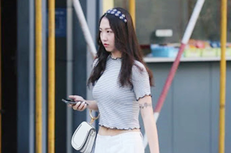 173CM长腿嫩模胯下跪舔很有冲击感女上骑乘很会扭动