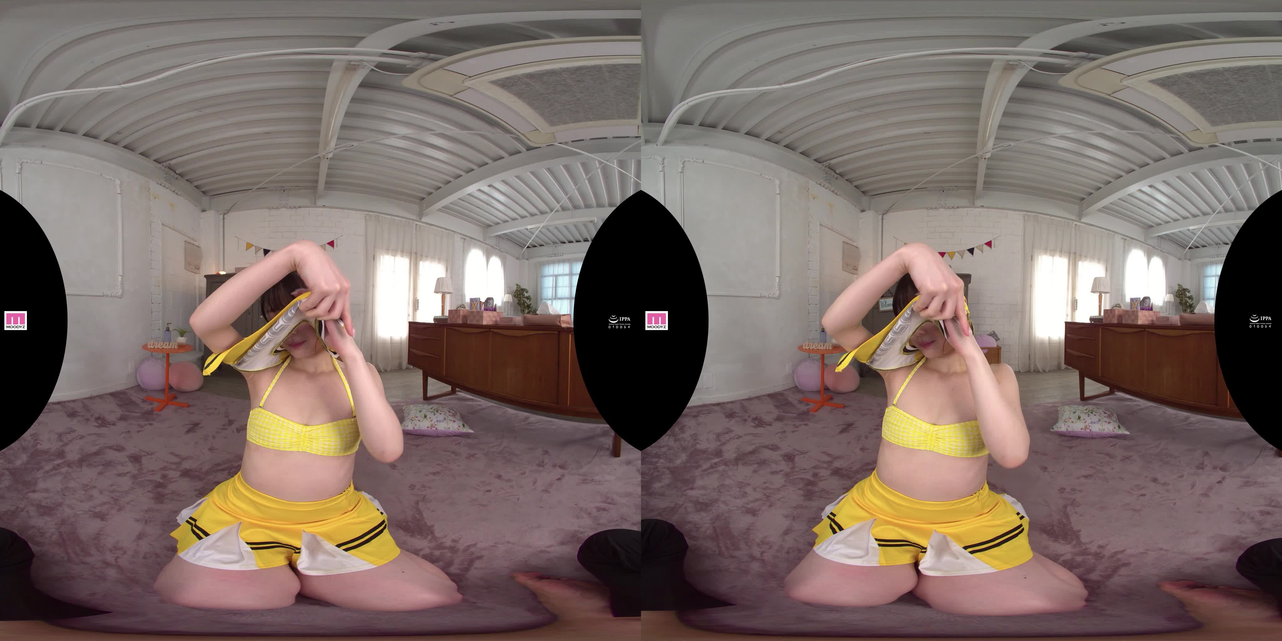 こっそり服の中で乳首いじり痴●され電車内でレズイキさせられた美乳女_HD