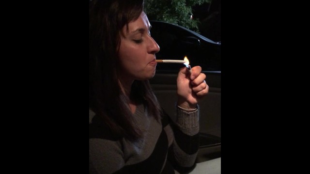 晚上在车里抽烟