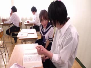 小恶魔制服美少女嘴角带笑偷来干 桃乃木香奈