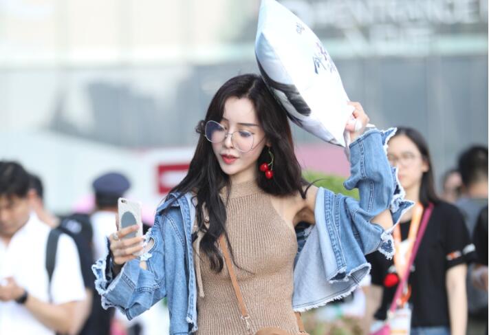 对白刺激白嫩性感眼镜美女桑拿会所勾引男技师做爱不戴套干的她尖叫