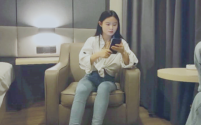 约甜美嫩妹有点羞涩认真的舔屌后入插太深受不了