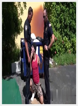 它很狂野，看着这些讨厌又角质的白色警察在大街上性交黑人嫌疑犯