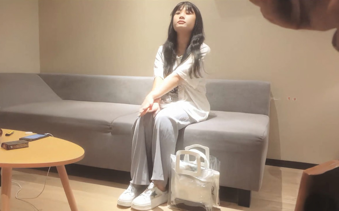 青涩乖巧小姐姐JK制服搭黑丝口还不习惯但很认真