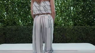 “演员变成了一个热气腾腾的与几个惊人的辣妹