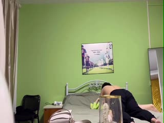 小伙用手机App约炮竟约到自己的美女同事，二话不说直接扑上去～