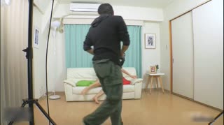 AV精选-性感高颜值美女拍写真被色影师狂操 叫声太诱人了 最后射在嘴里