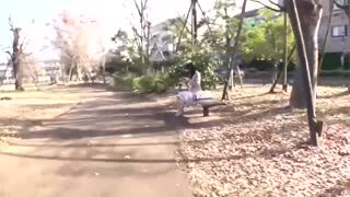 看起來純樸的女大學生實際有著F罩杯胸部與敏感體質 大量潮吹與吞精 超淫亂女子AV出道 KAWD-972