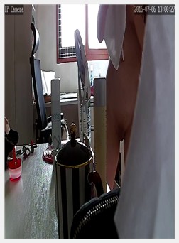 远程遥控偷拍奶子整得很漂亮的美眉洗澡出来搽护肤品