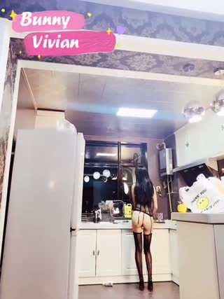 最浪推特反差婊网红【爱丝袜Vivian姐】最新定制视频-性感厨娘 爆裂黑丝厨房激烈性爱