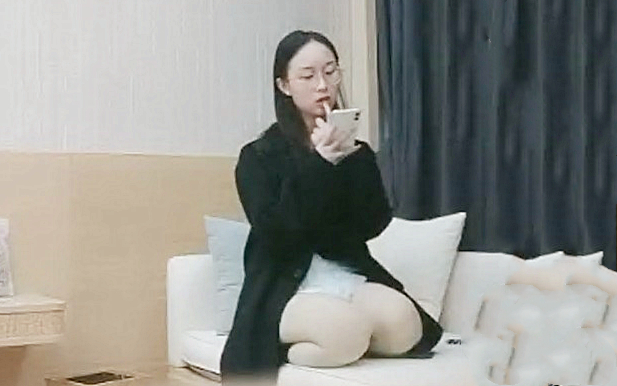 又纯又欲眼镜妹迫不及待脱掉衣服插嘴