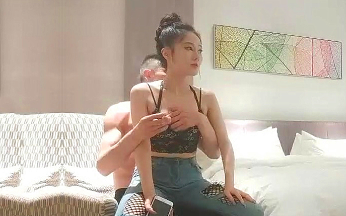 颜值不错破洞牛仔裤妹子啪啪张开双腿69舔逼调情抬腿侧入抱起来猛操