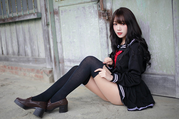 短裙黑靴萌妹子