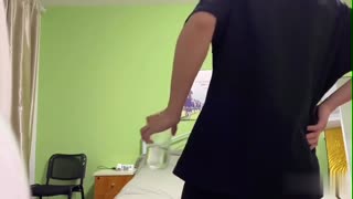 爱爱偷拍流出~ 长发气质小姐姐说还没准备好，小哥哥一步步引导完成又好笑又激情的性爱初体验!