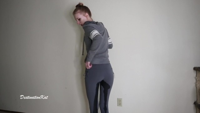 穿着灰色紧身裤的性感女孩