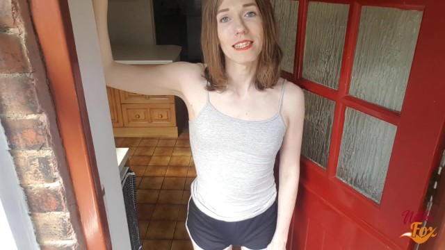 小山雀邻居让你近距离吮吸鸡巴：POV幻想