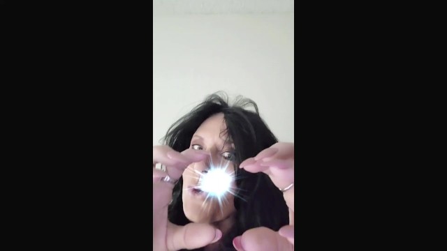 成熟的继母会把你缩小成小男孩，然后让你为她巨大的奶头抽搐你的鸡巴