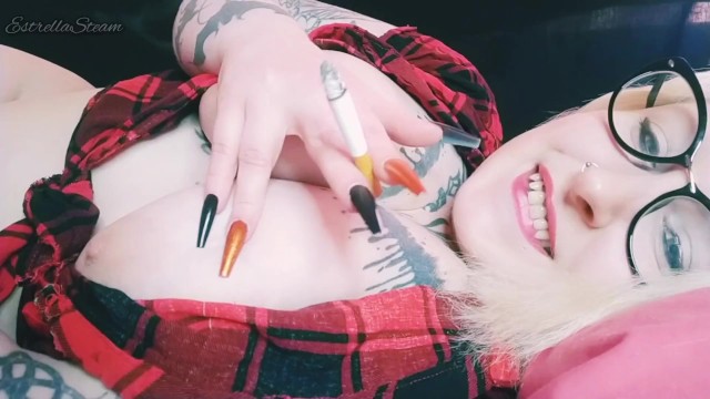 戴眼镜的女孩为你抽烟