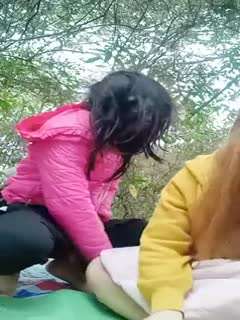 【树林野战】风骚少妇勾引男的到小树林