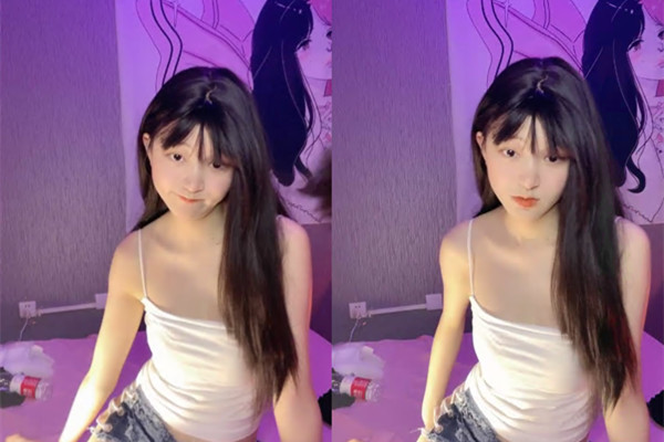 长发年轻嫩妹子吊带装牛仔短裤被小挫哥哥嘴接尿全裸露脸口交玩69女上位啪啪