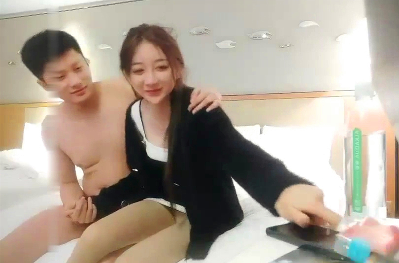 甜美嗲嗲妹子在来一炮上位骑坐抽插大力猛操