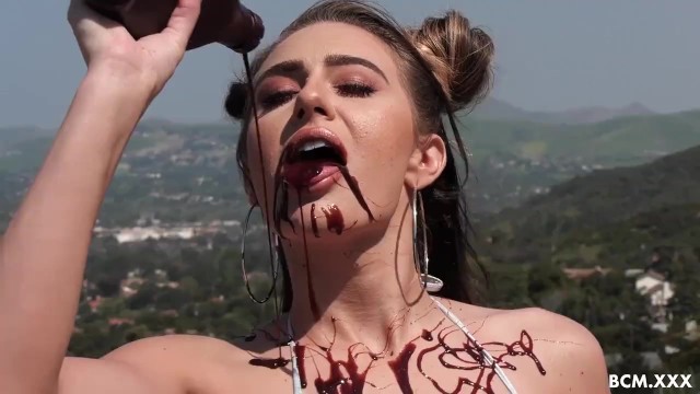 胖乎乎的黑发女人喜欢在被猫咪吃掉后深喉和骑马