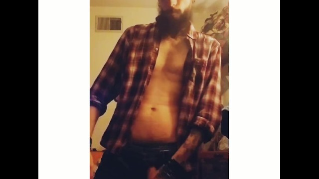 留着胡子的肌肉男甩下cums吃了