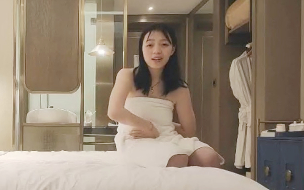 妹子再返场镜头前特写深喉张开双腿扣穴调情扶着腰后入大力撞击