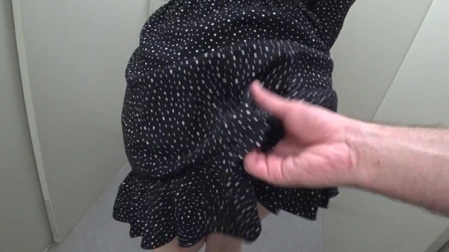 妻子和同事在家门口欺骗丈夫