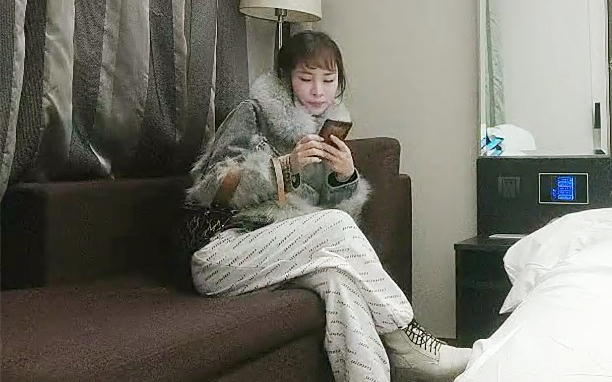 深夜网约外围妹子脱掉衣服互摸调情