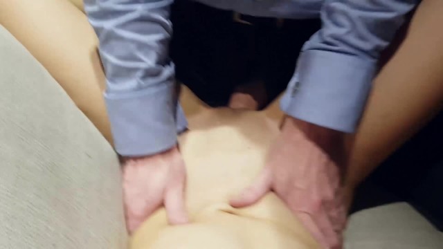 裸体亚洲人在很多场合都穿着白色的boss