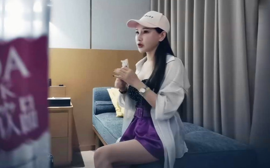 性感小妹穿上连体网袜乳推舔背