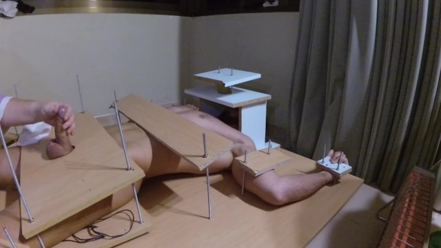 业余女性。针头和手工折磨