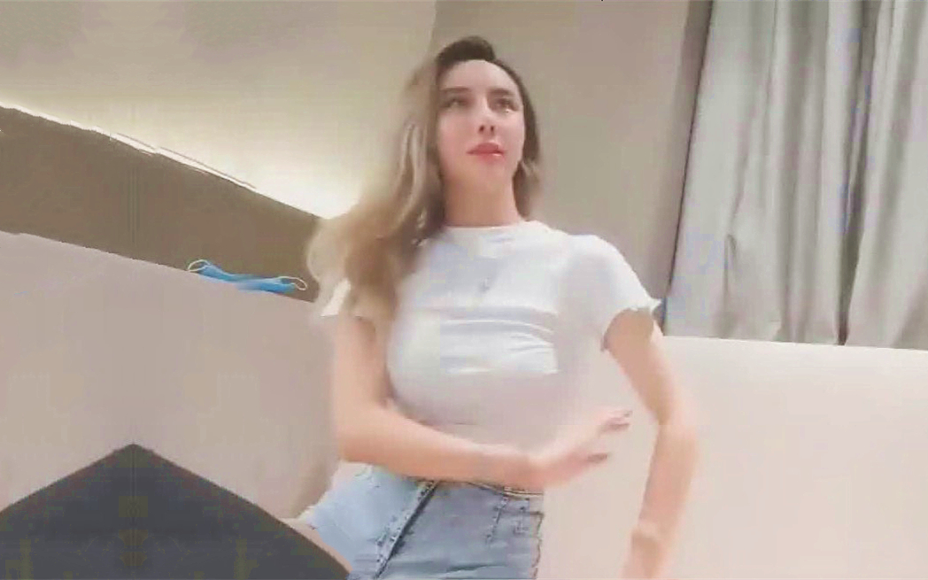 牛仔小短裤抓着奶子吸吮骑脸舔逼爽翻天