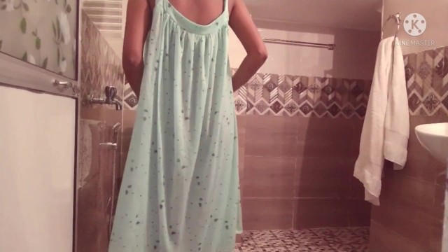 温泉女孩洗澡。ස්පා එකේ කෙල්ල වැඩ ඉවර වෙලා ඇවිත් නානවා