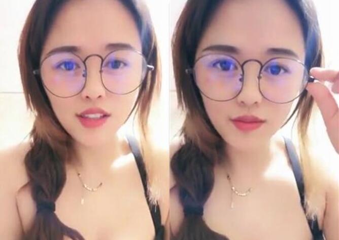 長相甜美眼鏡妹子露逼誘惑近距離特寫掰開逼逼跳蛋塞入自摸陰蒂