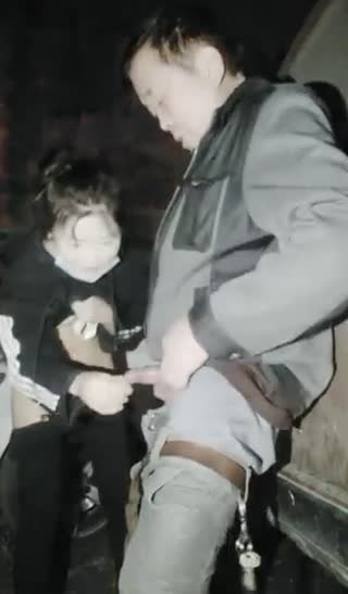 -daxiu-为了礼物太拼了 美女主播在寒冷的夜晚和两个大爷户外玩3P直播 对白搞笑