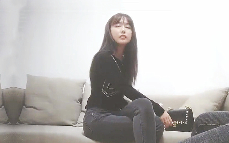 长相甜美性感黑衣妹子啪啪穿上高跟鞋张开双腿猛操高潮多次喷水_1