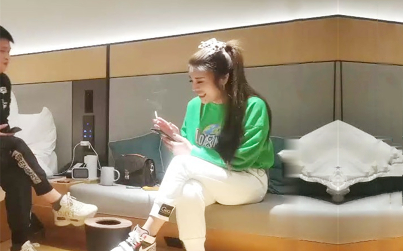 白色外套马尾少妇穿上开档黑丝舔奶后入大力猛操